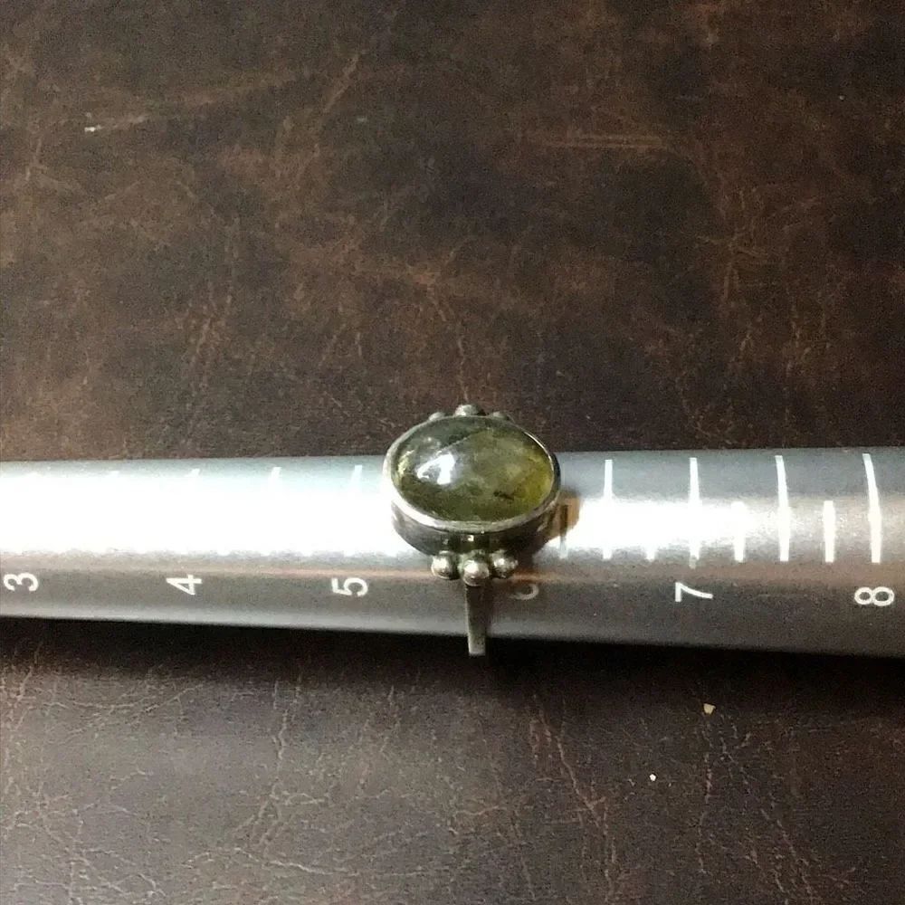 Ring Vintage sterling, silver and green stone, size 5, and three-quarter